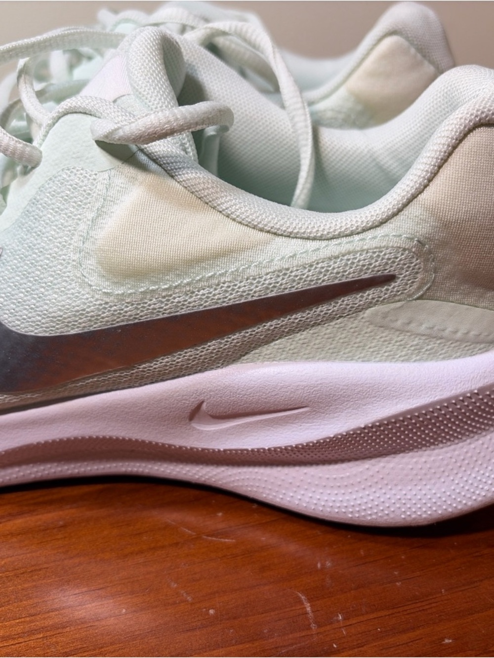 Nike Women’s Revolution 7 Shoe Sneakers Barely Green Wom 9.5 New - Picture 4 of 9